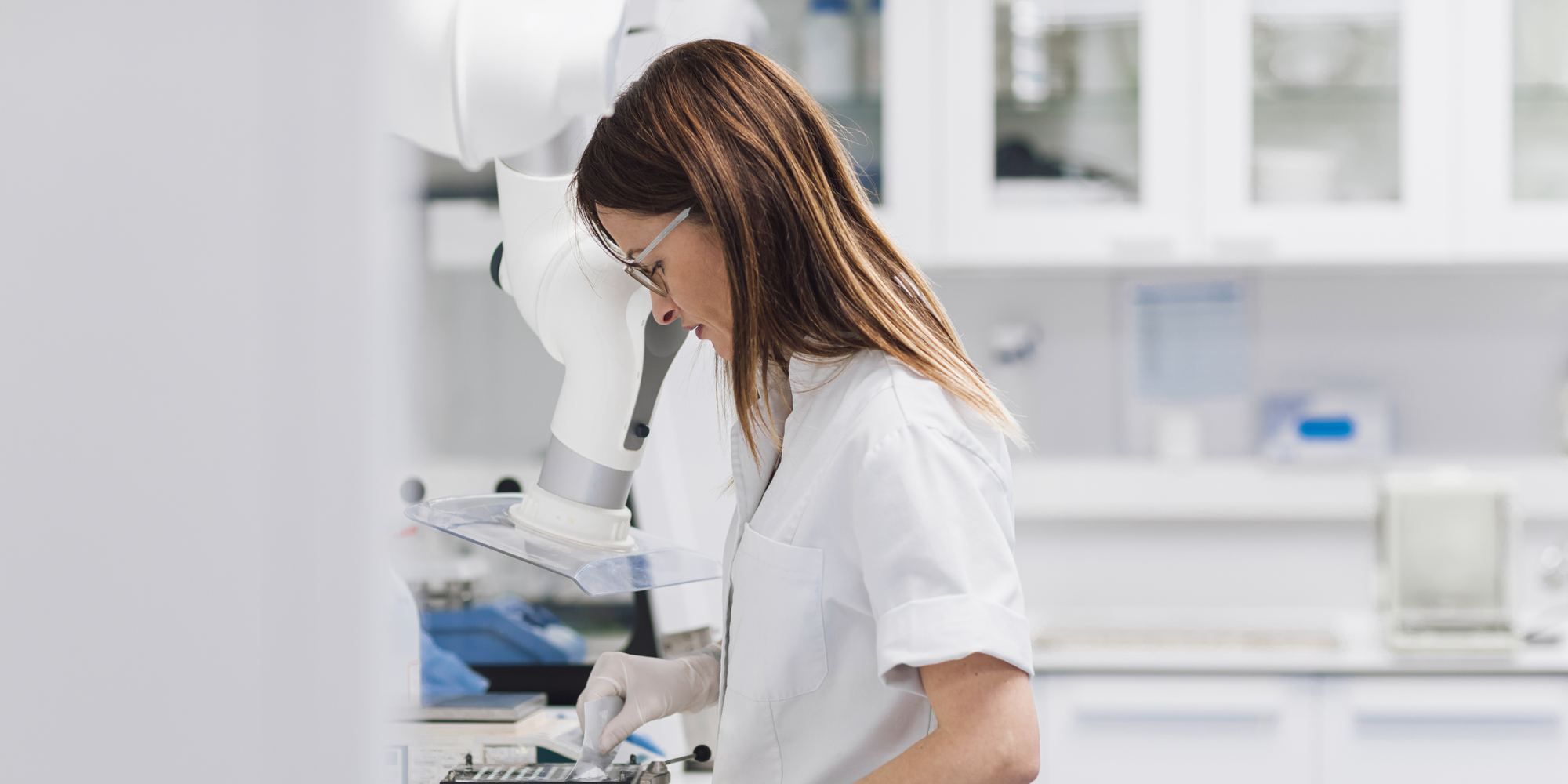 Was uns der Nobelpreis 2025 über Innovation und Wachstum sagt: Forscherin im Laobor. 